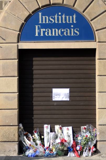 Fiori davanti al consolato francese a Firenze LaPresse 